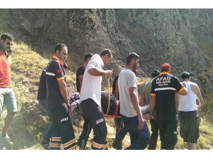 Kayadan düşen kadını AFAD ekipleri kurtardı