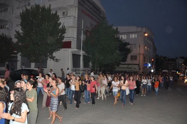 Kadın katliamlarını yürüyüşle protesto etti galerisi resim 1