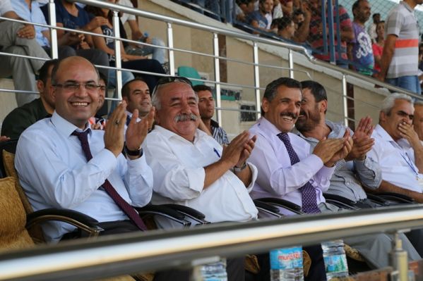Vali ve Belediye Başkanı, Dersimspor maçını izledi galerisi resim 4