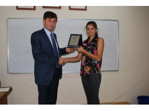 Öğrencilere plaket verildi