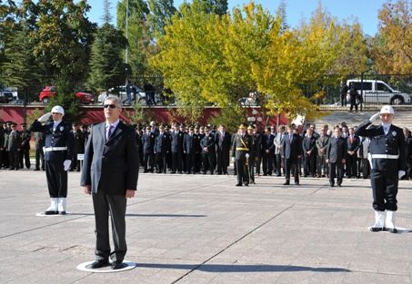 Cumhuriyet Bayramı nedeniyle çelenk sunuldu galerisi resim 1