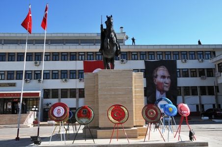 Cumhuriyet Bayramı nedeniyle çelenk sunuldu galerisi resim 2