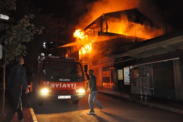 Tunceli'de 2 birane ateşe verildi galerisi resim 1