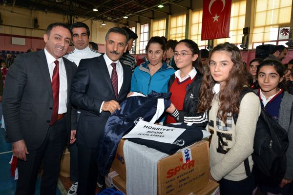 Amatör Spor Kulüplerine Spor Malzemesi Dağıtıldı galerisi resim 5