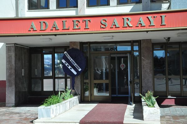 CHP ÖRGÜTÜNDEN ADLİYEYE SİYAH ÇELENK galerisi resim 2