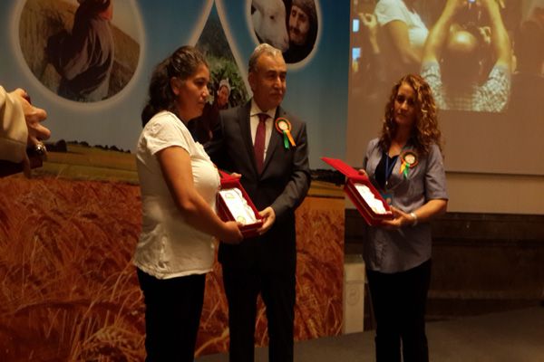 Kadın Çiftçiler, Plaket ile Ödüllendirildi galerisi resim 2