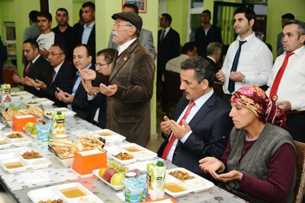 Valilikten Cem evinde iftar yemeği galerisi resim 2