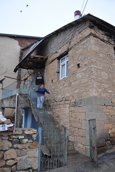 Engeliyle Kanserli Eşi ve Oğluna Bakıyor galerisi resim 3