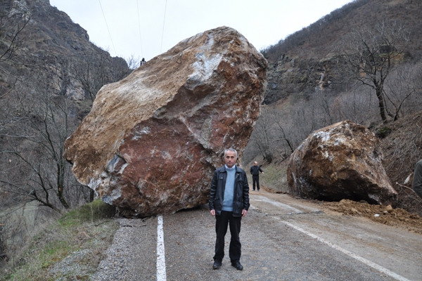 Dersim-Pülümür karayoluna kaya düştü galerisi resim 1