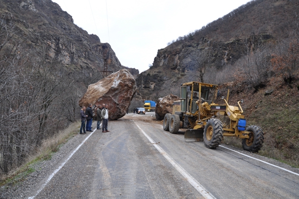 Dersim-Pülümür karayoluna kaya düştü galerisi resim 2