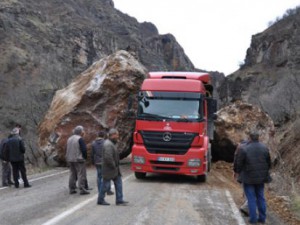 Dersim-Pülümür karayoluna kaya düştü