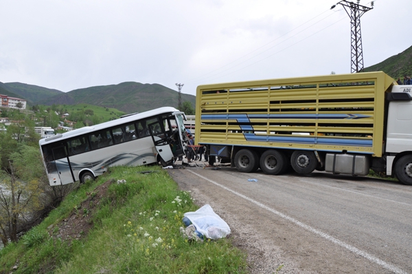 Otobüs ile kamyon çarpıştı: 2 ölü, 30 yaralı galerisi resim 1