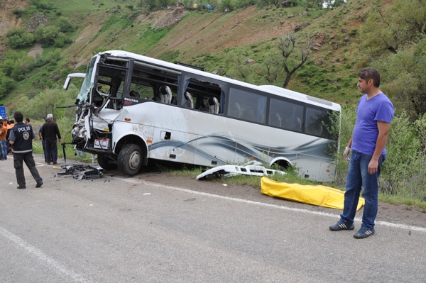 Otobüs ile kamyon çarpıştı: 2 ölü, 30 yaralı galerisi resim 2