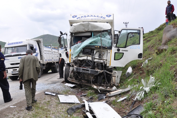 Otobüs ile kamyon çarpıştı: 2 ölü, 30 yaralı galerisi resim 3