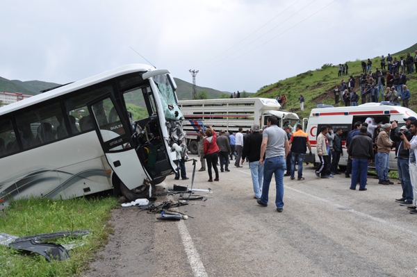Otobüs ile kamyon çarpıştı: 2 ölü, 30 yaralı galerisi resim 4