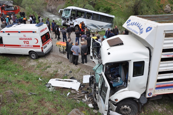 Otobüs ile kamyon çarpıştı: 2 ölü, 30 yaralı galerisi resim 5