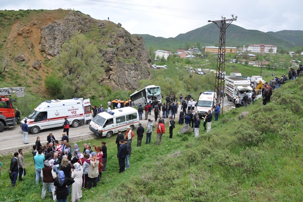 Otobüs ile kamyon çarpıştı: 2 ölü, 30 yaralı galerisi resim 7