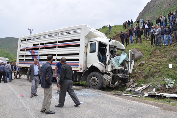 Otobüs ile kamyon çarpıştı: 2 ölü, 30 yaralı galerisi resim 8