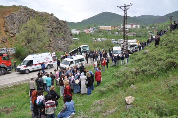 Otobüs ile kamyon çarpıştı: 2 ölü, 30 yaralı galerisi resim 9