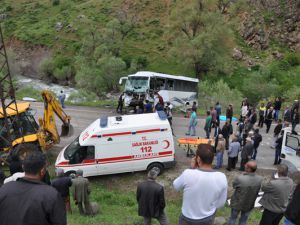 Otobüs ile kamyon çarpıştı: 2 ölü, 30 yaralı