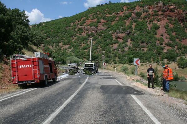 PKK, yol kesip araç yaktı galerisi resim 1