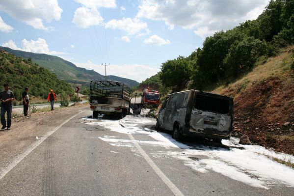 PKK, yol kesip araç yaktı galerisi resim 2