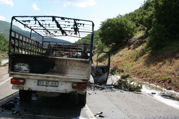 PKK, yol kesip araç yaktı galerisi resim 3