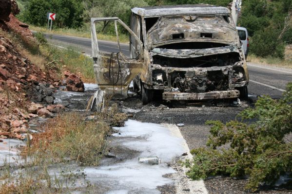 PKK, yol kesip araç yaktı galerisi resim 4