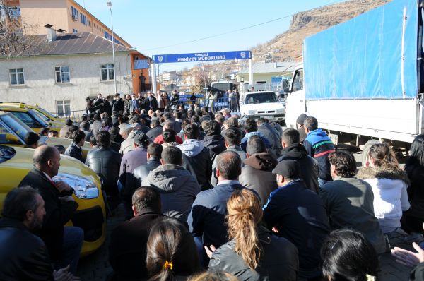 Gözaltılar Protesto Eden Grup, Emniyet Müdürlüğü Ö galerisi resim 2