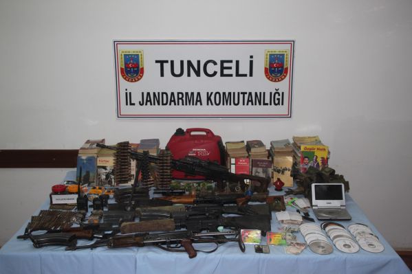 Tunceli'de PKK Sığınağında Kitaplık galerisi resim 5