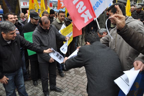 Tunceli’de Kamu Çalışanları Maaş Bordrolarını Yakt galerisi resim 1