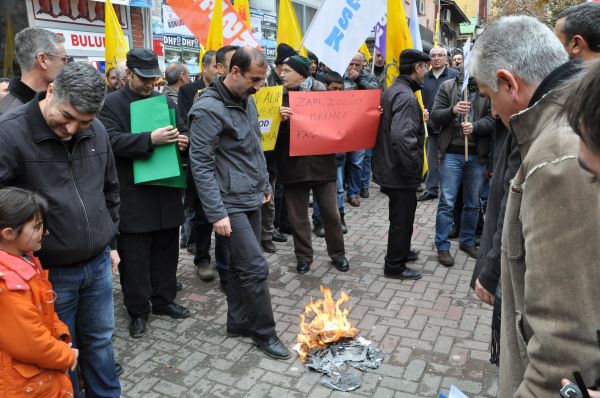 Tunceli’de Kamu Çalışanları Maaş Bordrolarını Yakt galerisi resim 2