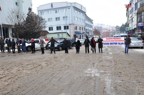 İşlerine son verilen kadınlar Yolu Trafiğe kapattı galerisi resim 1