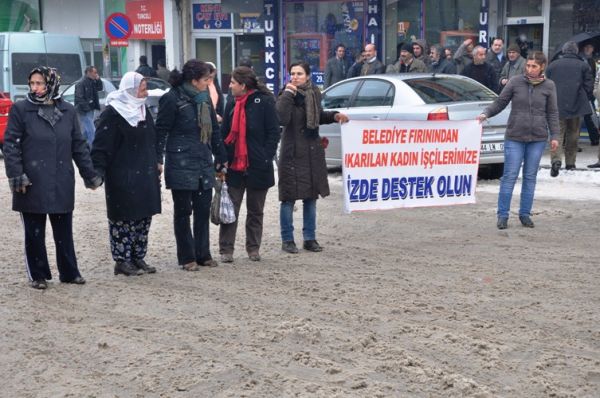 İşlerine son verilen kadınlar Yolu Trafiğe kapattı galerisi resim 3