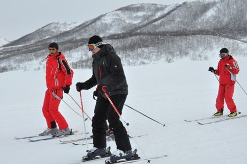 Vali Taşkesen, Ovacıklılarla Birlikte Kayak Yaptı galerisi resim 2