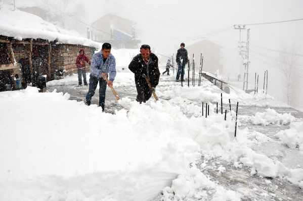 Tunceli'de kar kalınlığı 3 metreye ulaştı galerisi resim 5