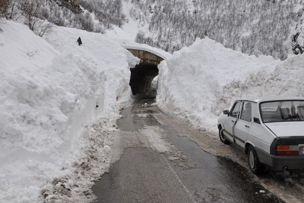 Tunceli-Erzincan karayolu 15 saat sonra açıldı galerisi resim 2