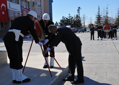 Çelenk Sunma Töreni Düzenlendi galerisi resim 1