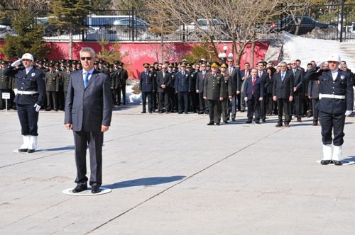 Çelenk Sunma Töreni Düzenlendi galerisi resim 2