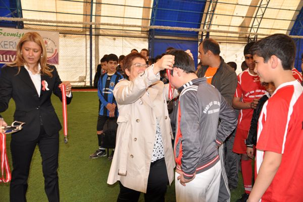 Şehit Olan Kerman Çifti Anısına Futbol Turnuvası galerisi resim 1