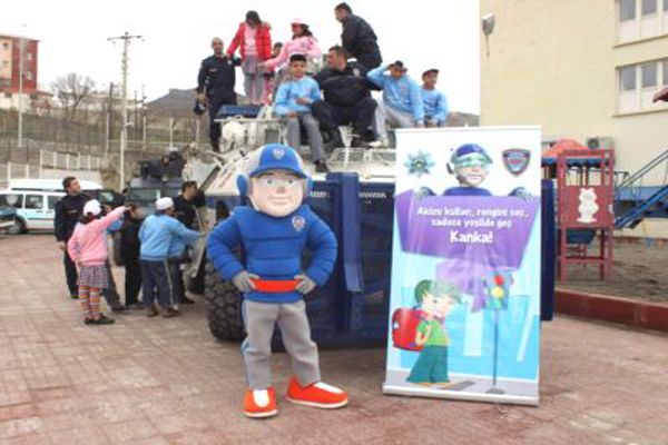 Tuncelili çocuklar polis panzeri üzerinde galerisi resim 3