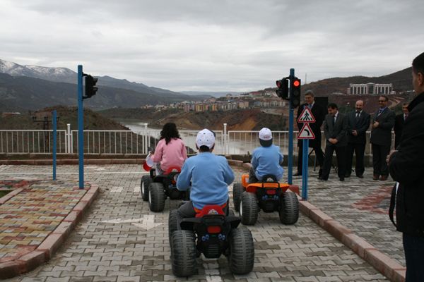 Tuncelili çocuklar polis panzeri üzerinde galerisi resim 5