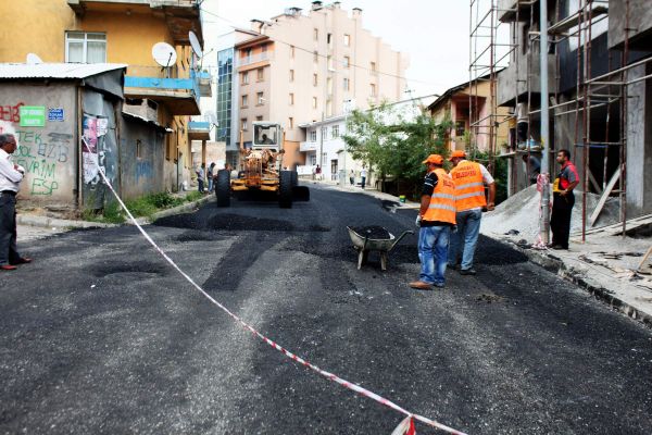 ASFALT KAPLAMA ÇALIŞMALARINA HIZ VERİLDİ galerisi resim 1