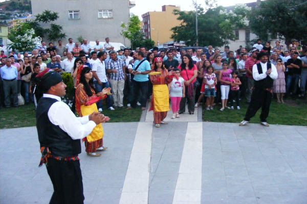 DKD Halk Oyunları ekibi halkla buluştu galerisi resim 1