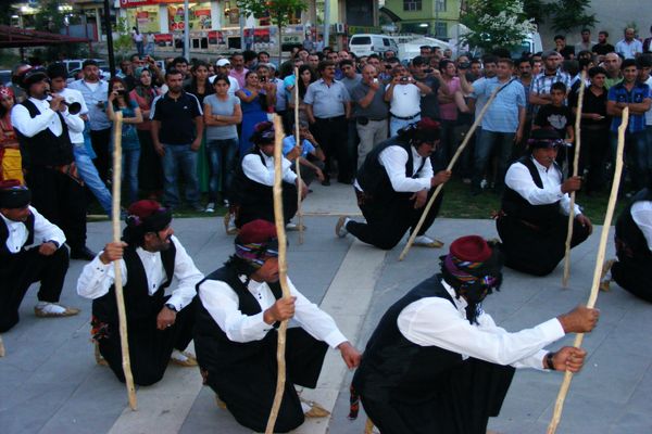 DKD Halk Oyunları ekibi halkla buluştu galerisi resim 3