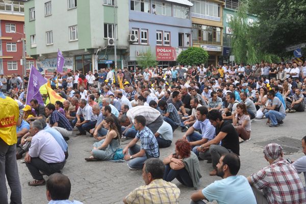 Oturma eylemi ile protesto edildi galerisi resim 2