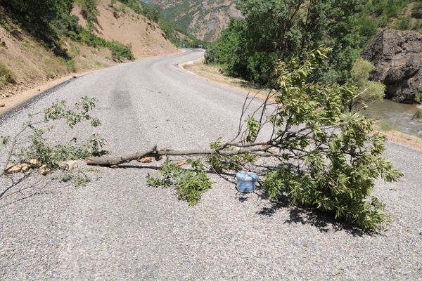 Tunceli-Erzincan karayolunda bomba tuzağı galerisi resim 1