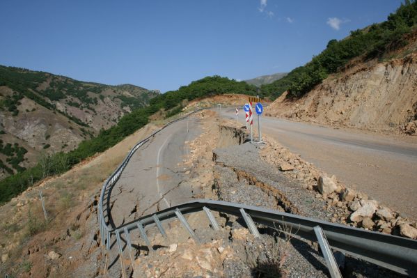 Karayolundaki heyelan can güvenliğini tehdit ediyo galerisi resim 2