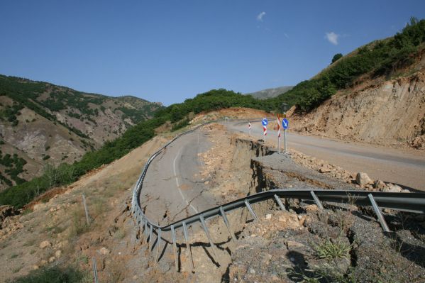 Karayolundaki heyelan can güvenliğini tehdit ediyo galerisi resim 3