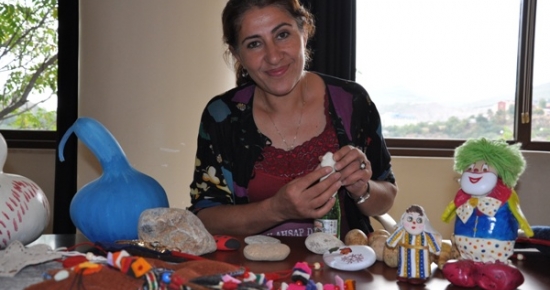 Tuncelili kadınlar taşlardan hediyelik eşya üretiyor